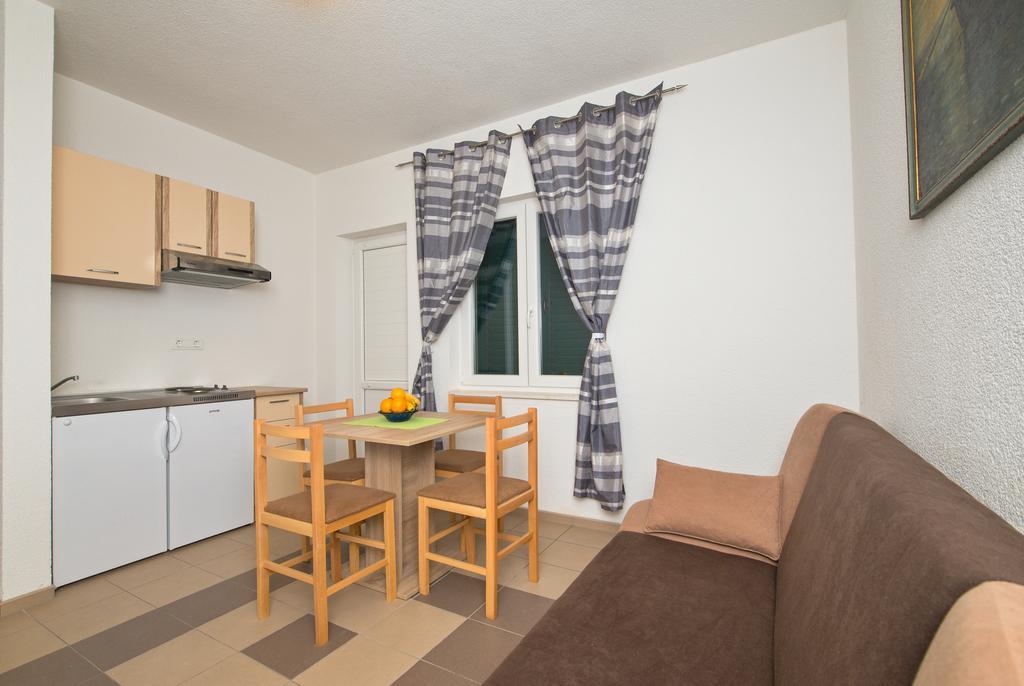 Apartment Afrika Макарська Екстер'єр фото